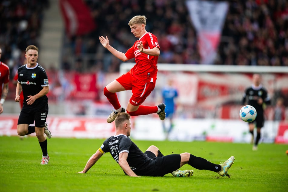 Marco Wolf (23) ging im Spiel gegen den Chemnitzer FC ohne Berührung des Gegners zu Boden und bekam einen Strafstoß zugesprochen.