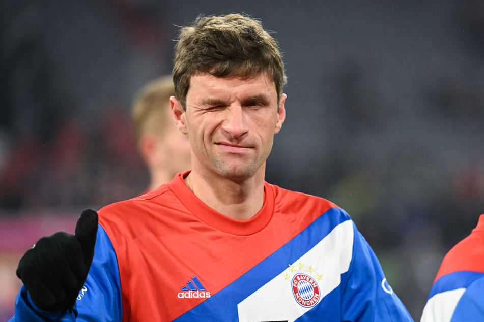 Losglück oder Hammer-Gegner? Thomas Müller (33) und seine Teamkollegen vom FC Bayern München dürften die Auslosung gespannt verfolgen.