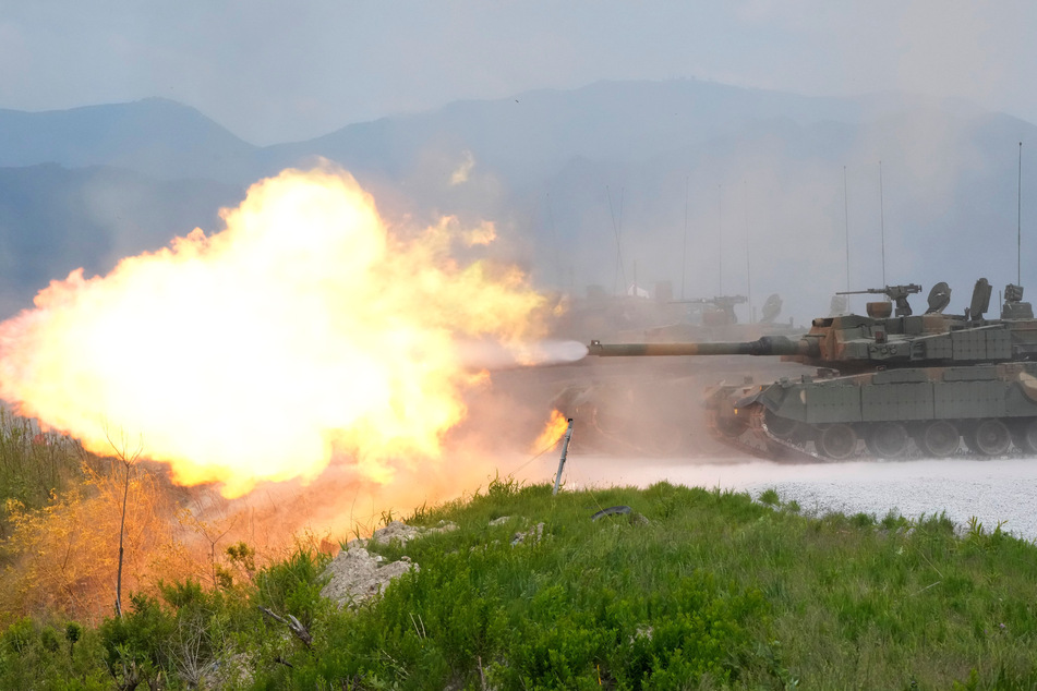 Ein Panzer von Typ K2 Black Panther schießt auf Übungsziele.