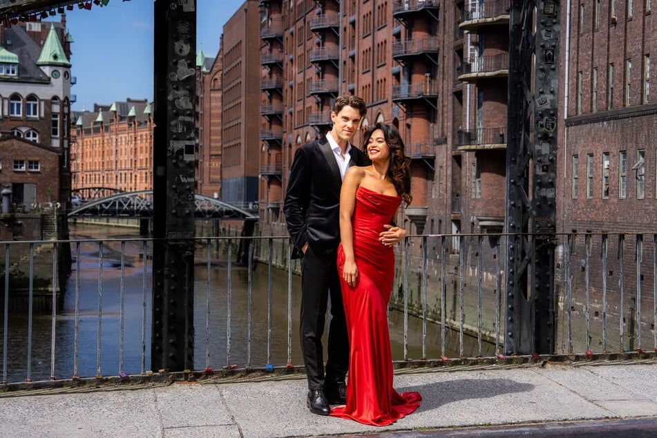 Mae Ann Jorolan (34) und Jonas Hein (37) bei ihrem "ersten Date" in der Hamburger Speicherstadt. Die beiden werden ab November als Satine und Christian in "Moulin Rouge! Das Musical" auf der Bühne stehen.
