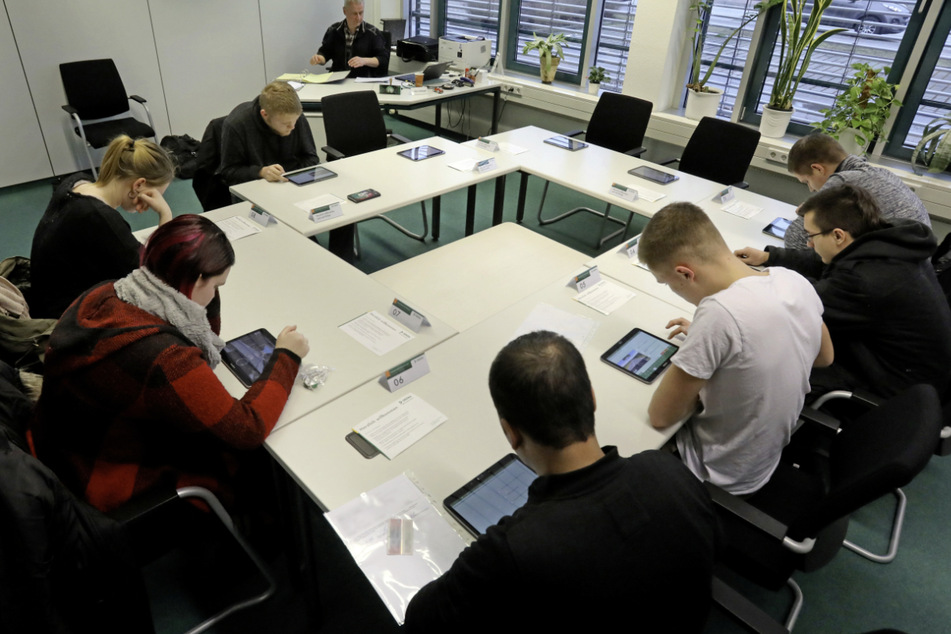 Bei der DEKRA findet eine theoretische Führerscheinprüfung statt. In Stuttgart sollen mehrere Führerscheinanwärter sich mit einem Trick durch die Prüfung gemogelt haben. (Archiv- und Symbolbild)