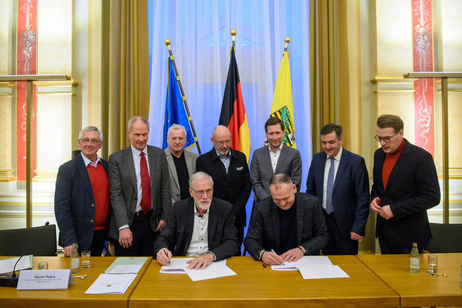 In der Staatskanzlei Magdeburg wurden am Donnerstag die Theater- und Orchesterverträge für 2024 unterzeichnet.