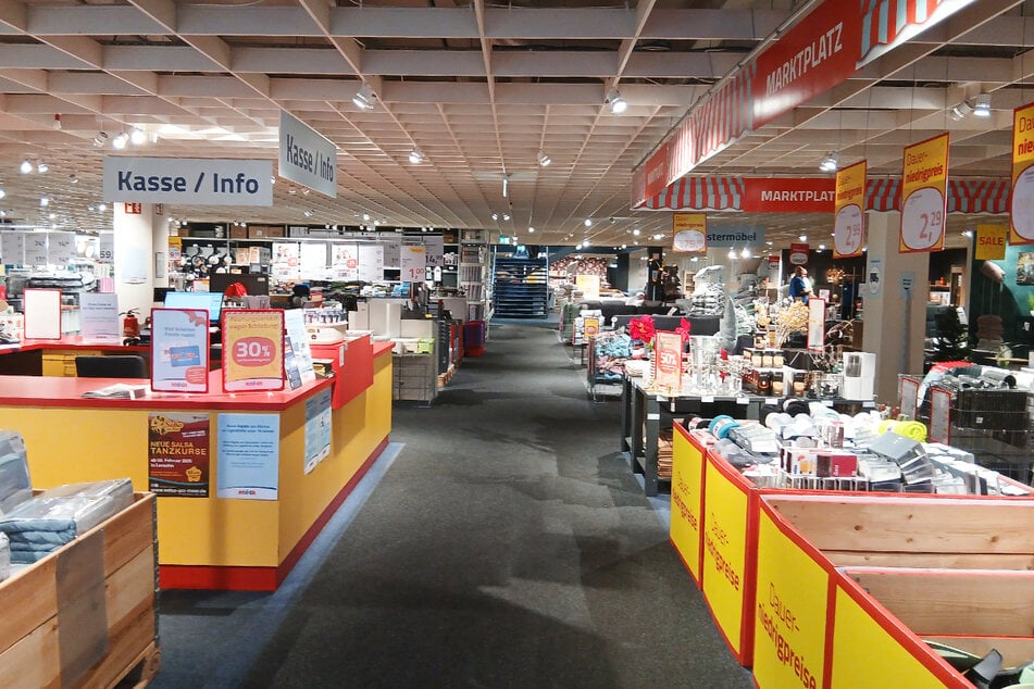 Im Abverkauf bei ROLLER in Oldenburg gibt's jetzt satte 30 Prozent Rabatt¹ auf viele Möbel.