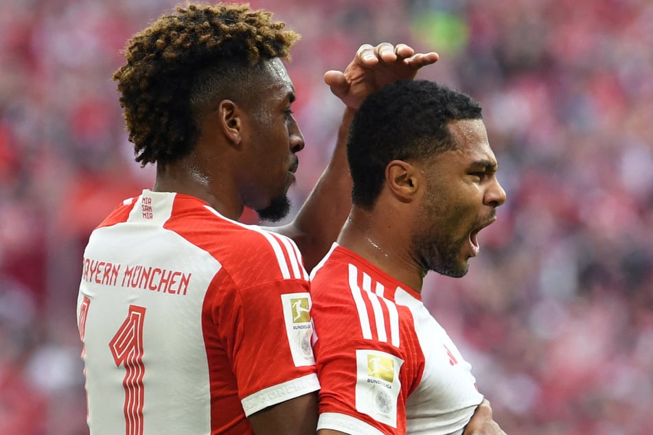 Kingsley Coman (l.) und Serge Gnabry (29) wollen beide auch in Zukunft für den FC Bayern München im Einsatz sein. (Archiv)