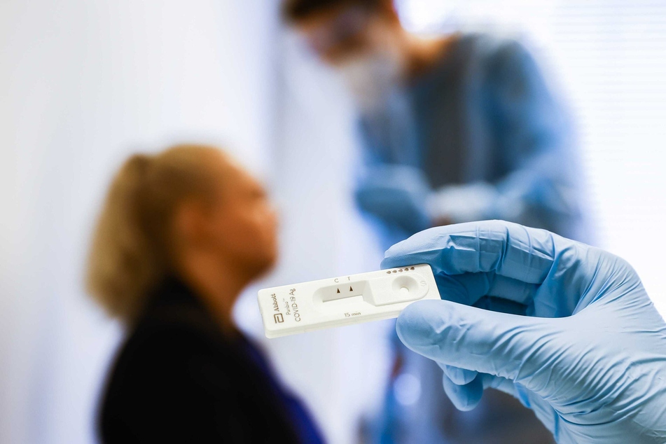 Blick auf einen Corona-Schnelltest in einer Teststation des Gesundheitsamts.