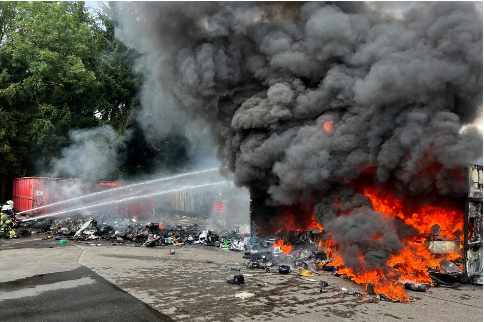 Zwei Container voller Elektroschrott standen in Flammen.