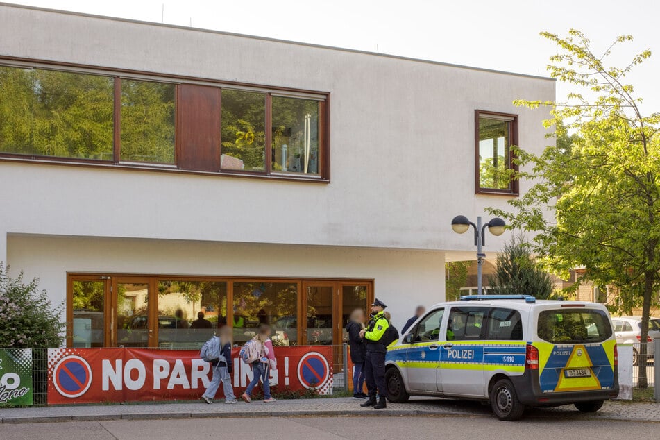 Am 22. Mai 2025 wurde Max in seiner Schule mit zehn Messerstichen lebensgefährlich verletzt.