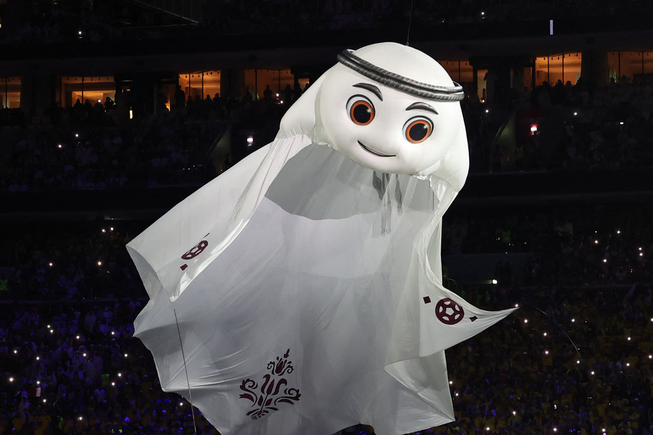Das WM-Maskottchen La'eeb soll freundlich wirken - doch das Wüsten-Emirat hat auch eine dunkle Seite.
