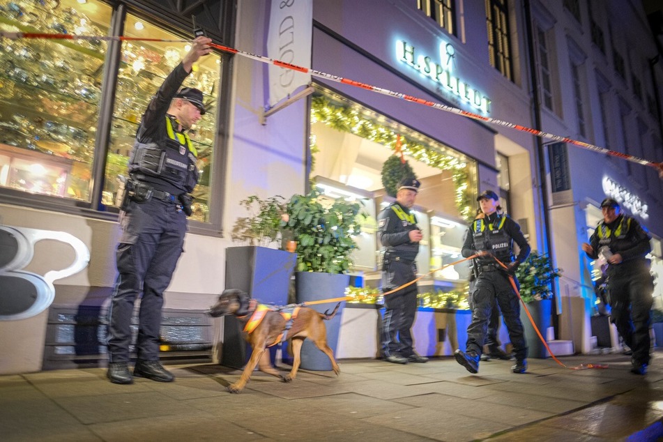Polizisten am Tatort.