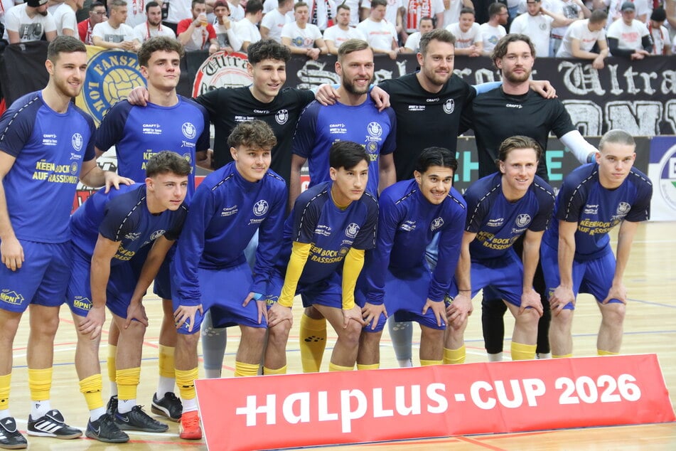 Das Lok-Team beim Halplus-Cup. Aus der ersten Mannschaft waren unter anderem die Keeper Andreas Naumann (hinten, 2.v.r.) und Niclas Müller (hinten r.) sowie Dorian Cevis (vorne, 2.v.r.) und Eren Öztürk (vorne, 3.v.r.) dabei.