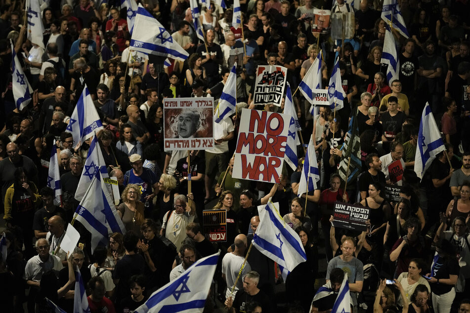 Menschen protestieren gegen die Regierung des israelischen Premierministers Netanjahu und fordern die Freilassung von Geiseln, die im Gazastreifen von der Hamas festgehalten werden.
