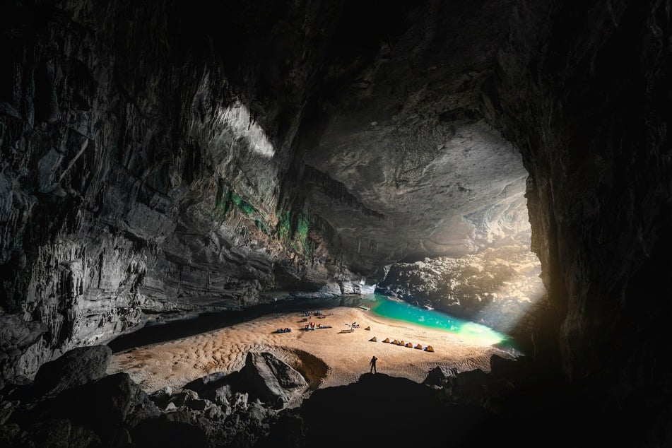 In der größten Höhle gibt es Seen und Strände, an welchen das Camp aufgeschlagen werden kann.