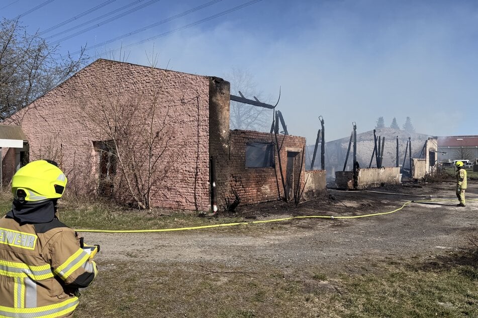 Feuerwehrleute sind derzeit an der Güterbahnhofstraße im Einsatz.
