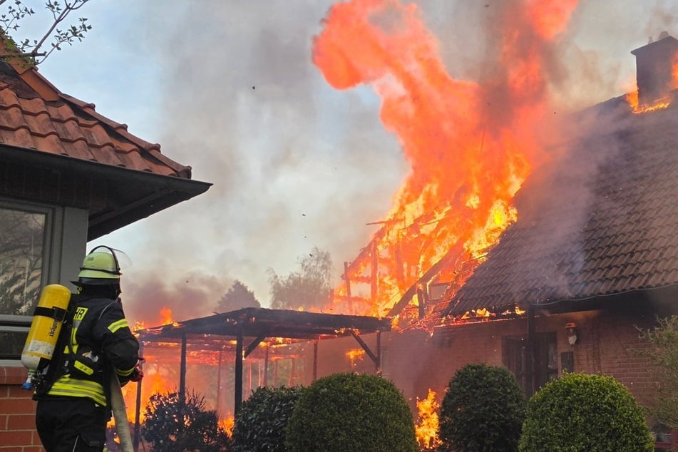 Dichter Rauch und meterhohe Flammen: Haus durch Feuer teils eingestürzt