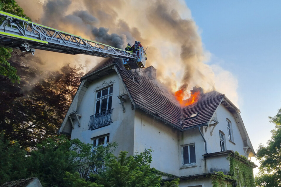 Am Mittwochabend hat der Dachstuhl einer alten Stadtvilla in Bad Segeberg gebrannt.