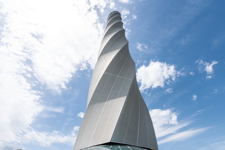 Wolken ziehen an dem Thyssenkrupp Testturm vorbei. Auf 232 Metern befindet sich die höchste öffentlich zugängliche Aussichtsplattform Deutschlands.