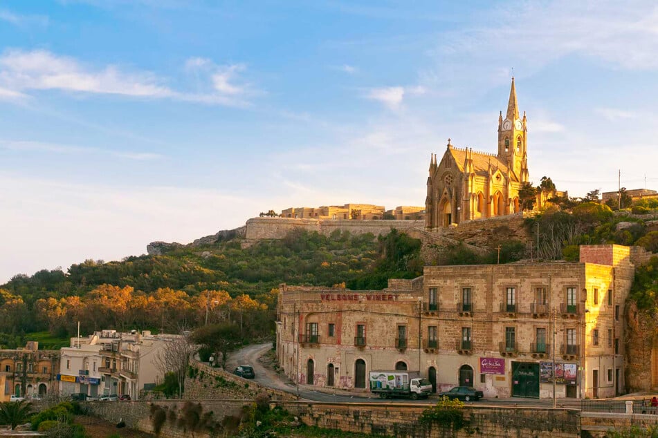 Am Hafen Mgarr auf Gozo steht die wunderschöne gotische Kirche "Our Lady of Lourdes"