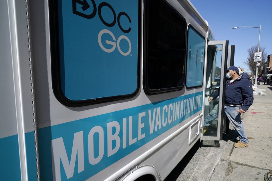 Ein Mann betritt einen mobilen Impfwagen in New York.