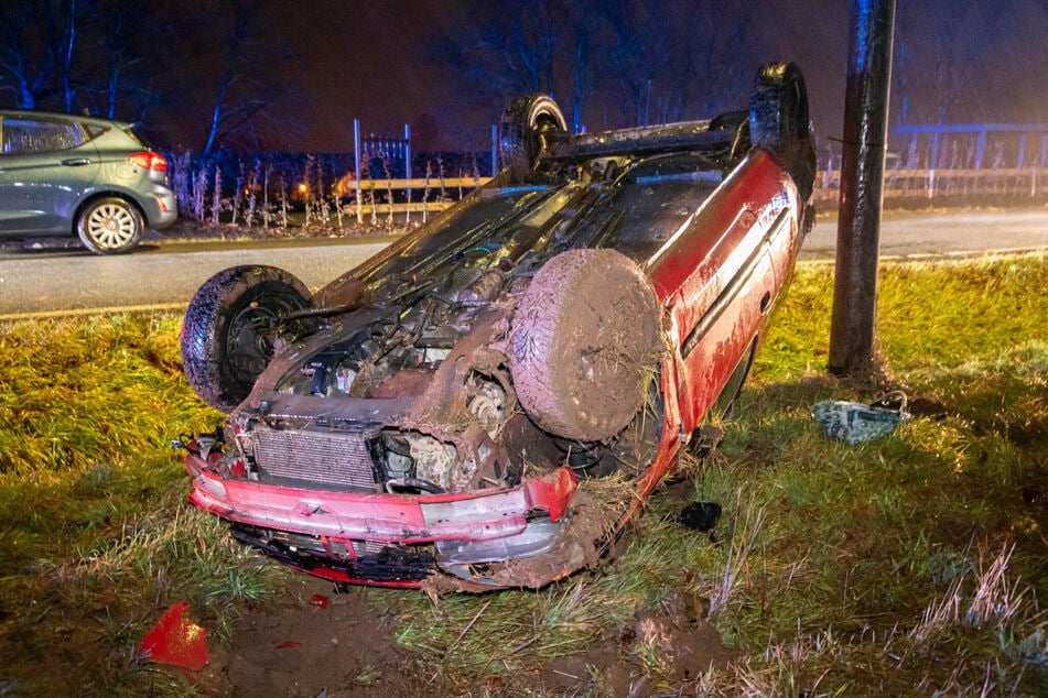 Eine Renault-Fahrerin kam am Sonntagabend von einer Straße bei Lugau (Erzgebirge) ab und überschlug sich. Am Auto entstand ein Totalschaden.