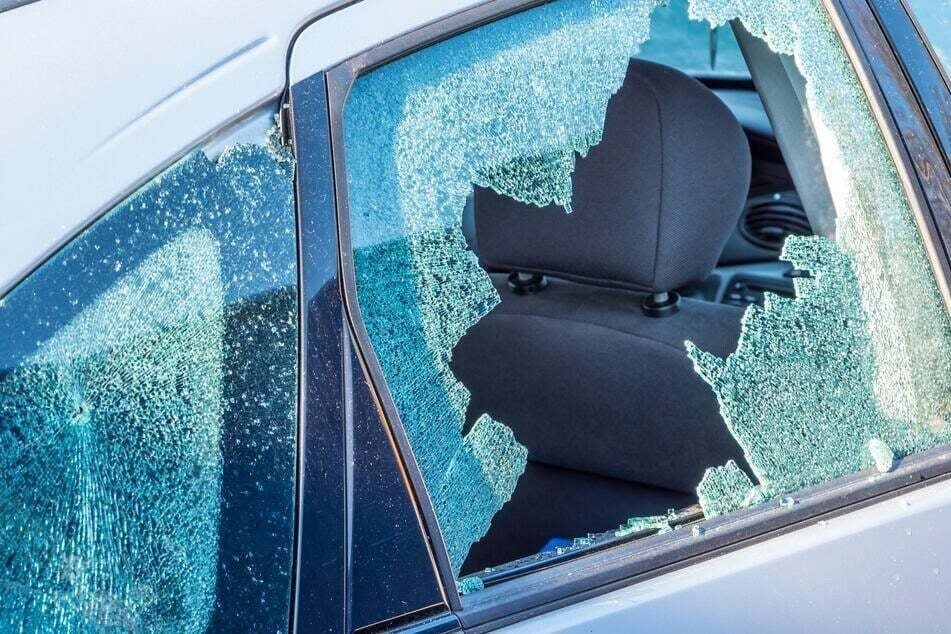 Durch Einschlagen einer Autoscheibe gelangten die Täter an das Diebesgut. (Symbolbild)