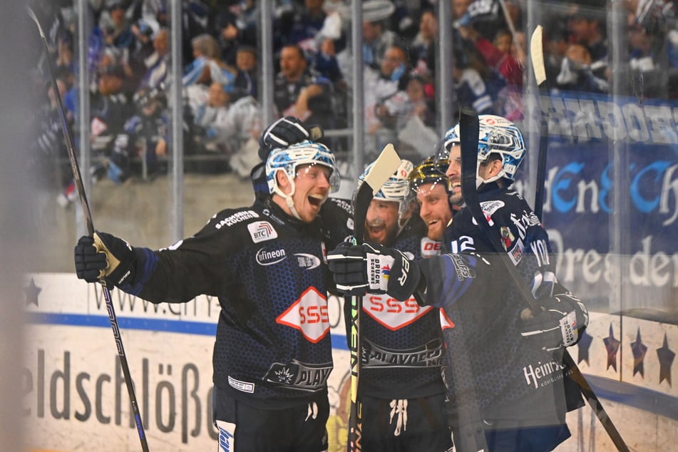 Die erste Reihe ist hier fast komplett: Verteidiger Tariq Hammond (v.l.) feiert mit den Stürmer Travis Turnbull, Dane Fox und Andrew Yogan nach dem Treffer zum 1:1.