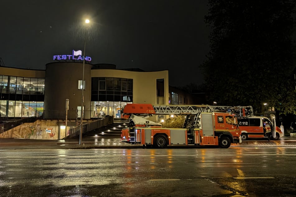 Die Feuerwehr rückte nach einer Alarmmeldung am Montagabend zum Festland in Hamburg-Altona aus.