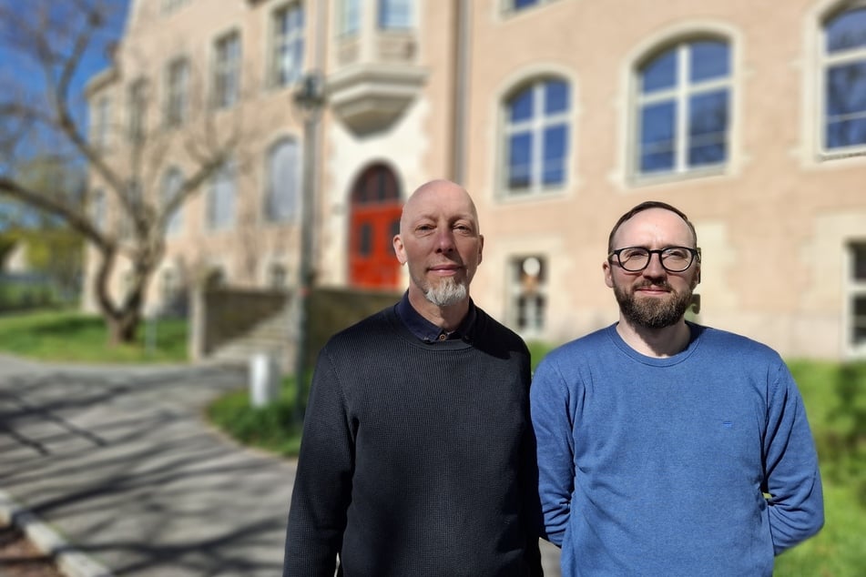 Schulleiter Andrew Milligan (r.) und Geschichtslehrer Jens Beier, der die Fahrten zu den Gedenkstätten organisiert und begleitet, vor dem Schulgebäude.