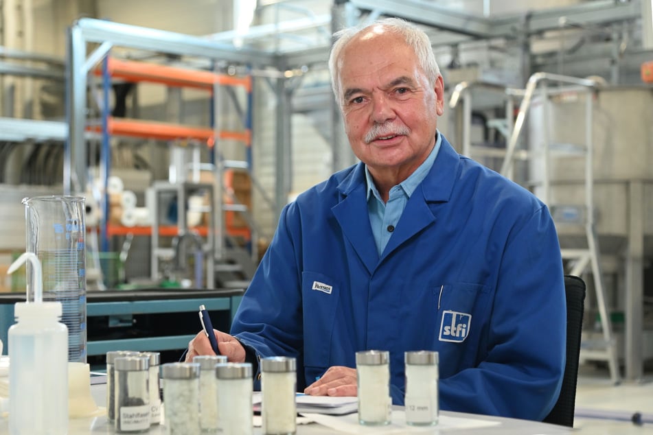 Wolfgang Schilde (72) an seinem Arbeitsplatz im STFI.