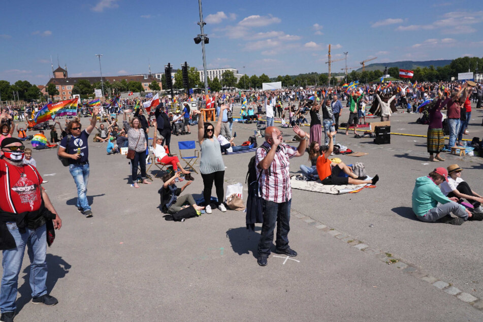Am Samstag kamen erneut Tausende zur Demo auf den Wasen. Filmte jemand den Angriff? Die Polizei ist an dem Material interessiert.