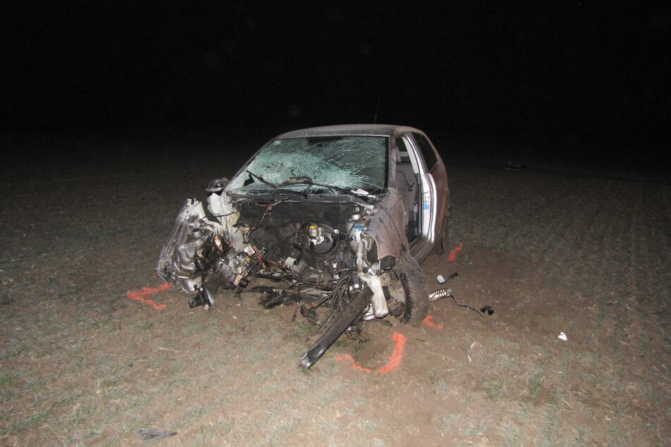 Der VW Polo eines 23-Jährigen ist der Nacht zu Sonntag von der Straße abgekommen und gegen einen Baum gekracht.