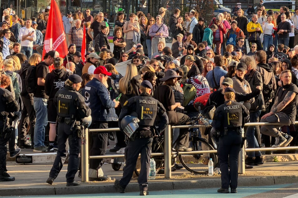 Stuttgart: Bei Querdenken-Demo: Gegendemonstranten greifen Polizei an