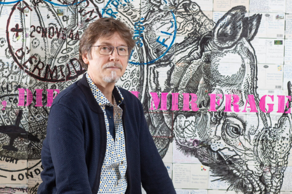 Roland Stratmann (56) verwendet Postkarten als Hintergrund und Stichwortgeber für seine Kunstwerke.