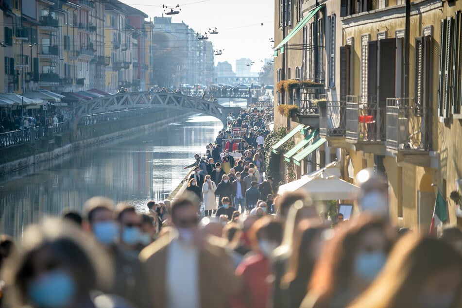 In Mailand gehen viele Italiener bei schönem Wetter spazieren. Derweil zählten die italienischen Behörden am Dienstag mehr als 17.000 neue Infektionen innerhalb von 24 Stunden.