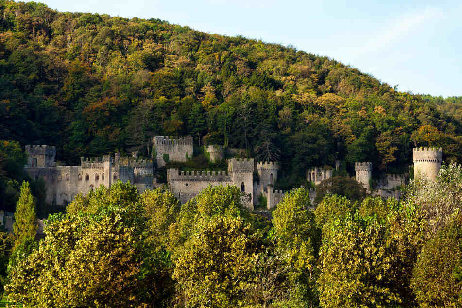 Ein gespenstiges Schloss, irgendwo in Wales: Von hier wird 2021 das RTL-Dschungelcamp gesendet.