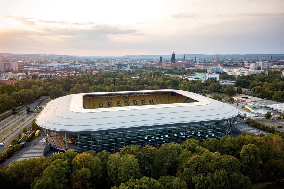 Wer darf als Musiker schon vor einem Stadionpublikum spielen? Die Festspiele bringen das Rudolf-Harbig-Stadion, das sich für eine Nacht in eine Konzertarena verwandelt, zum Beben.