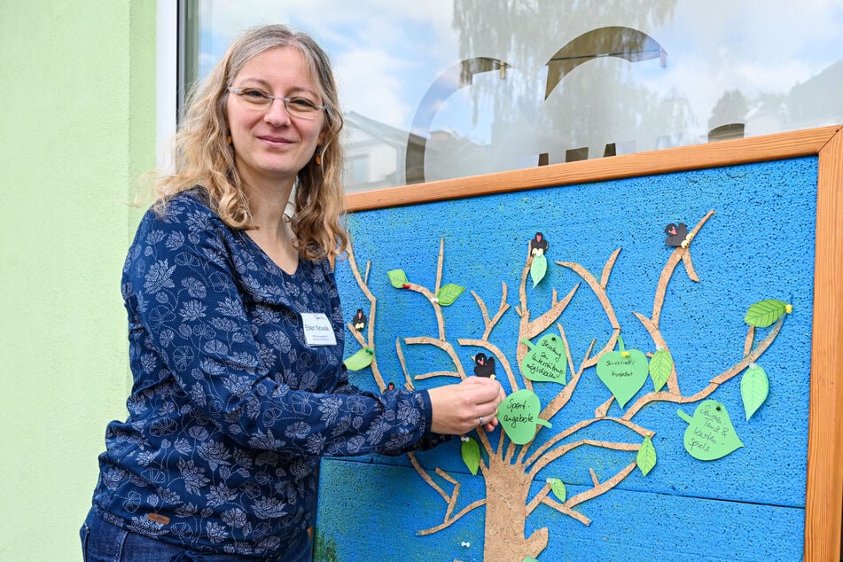 AWO-Mitarbeiterin Ellen Nowak (39) hörte zu, notierte die Wünsche auf "Blätter" und heftete diese an einen Wünsche-Baum.