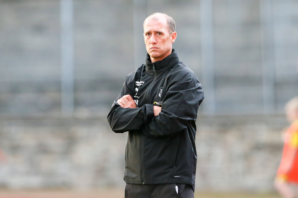 FSV-Trainer Joe Enochs ärgert sich über das Gegentor.