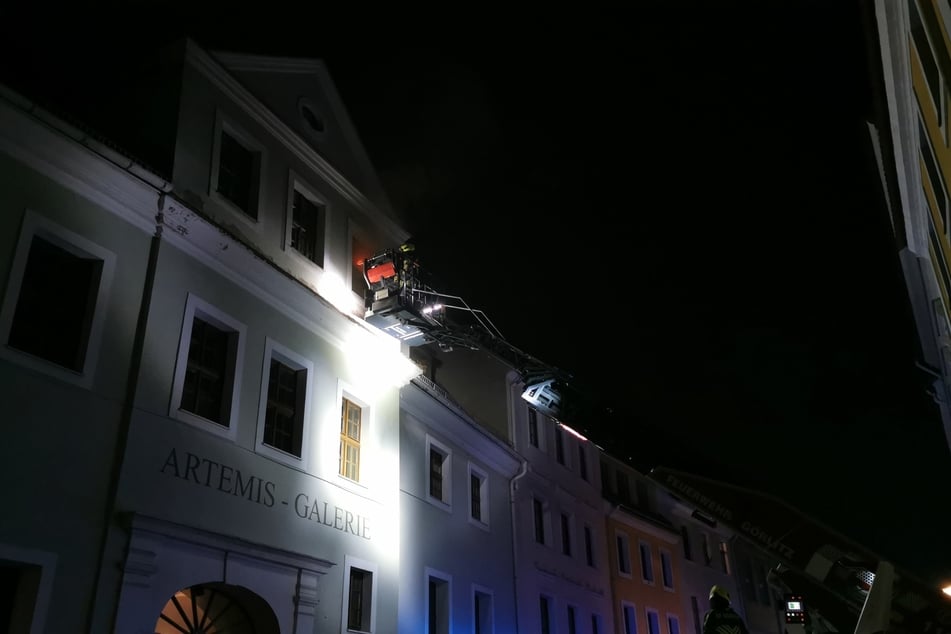 Ein Hubrettungsfahrzeug erleichterte den Weg in die brennende Wohnung.