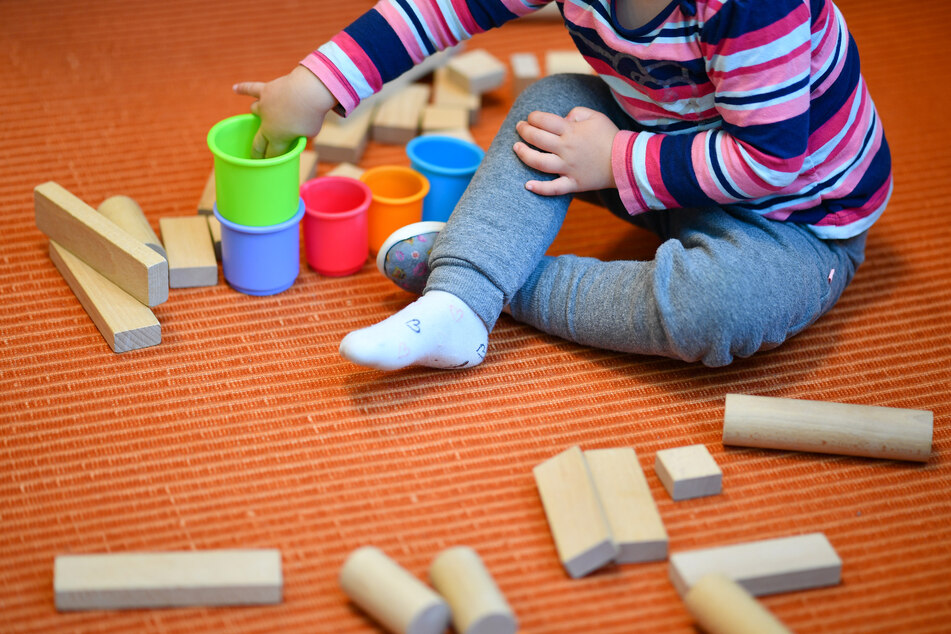 Ein Kindergartenkind aus Chemnitz wurde positiv auf Corona getestet. (Symbolbild)