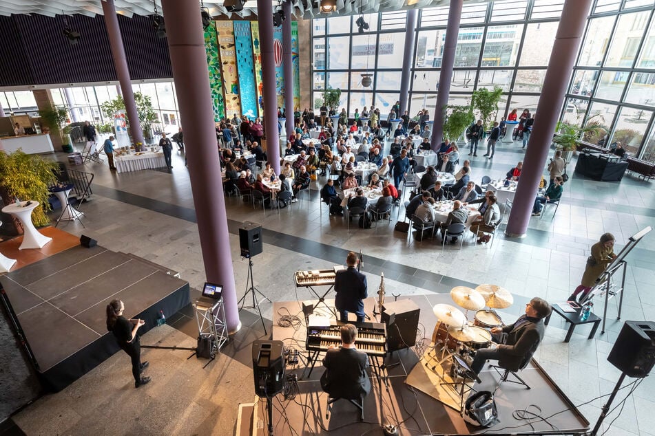 Das Kulturcafé im Foyer der Stadthalle war sehr gut besucht, viele Bürger informierten sich über kommende Events in Chemnitz.