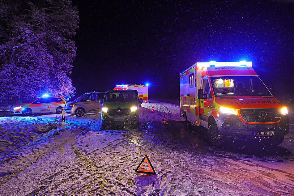 Zahlreiche Rettungskräfte waren an der winterlichen B304 im Einsatz.