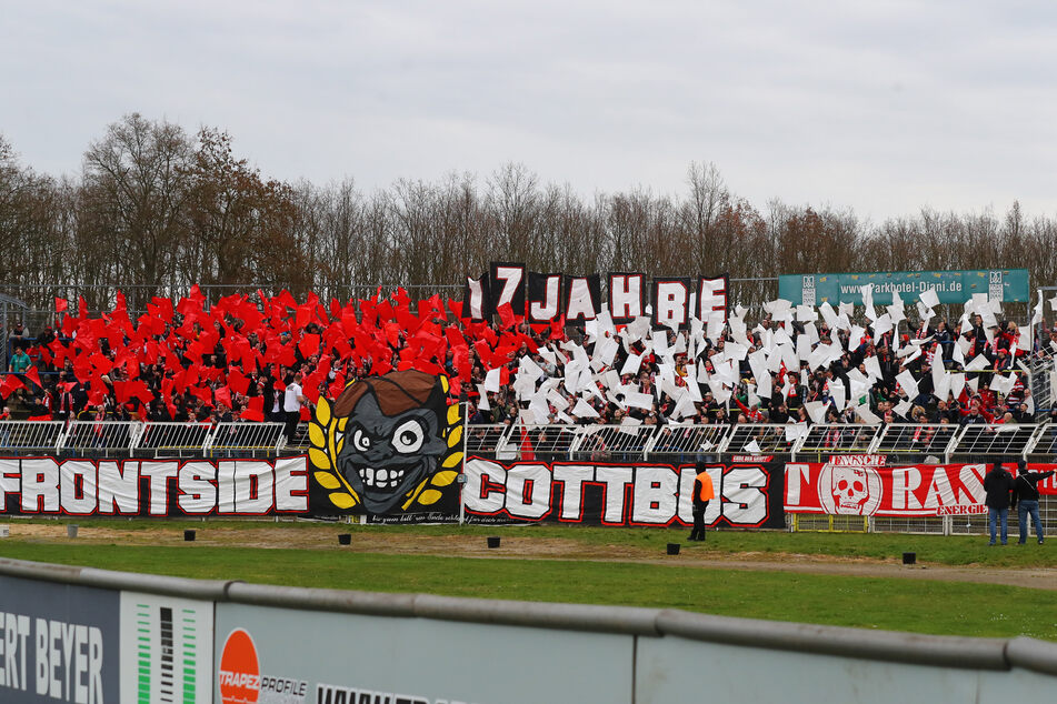 Einige Anhänger von Energie Cottbus haben am Sonntagnachmittag den Weg ins Bruno-Plache-Stadion gefunden.