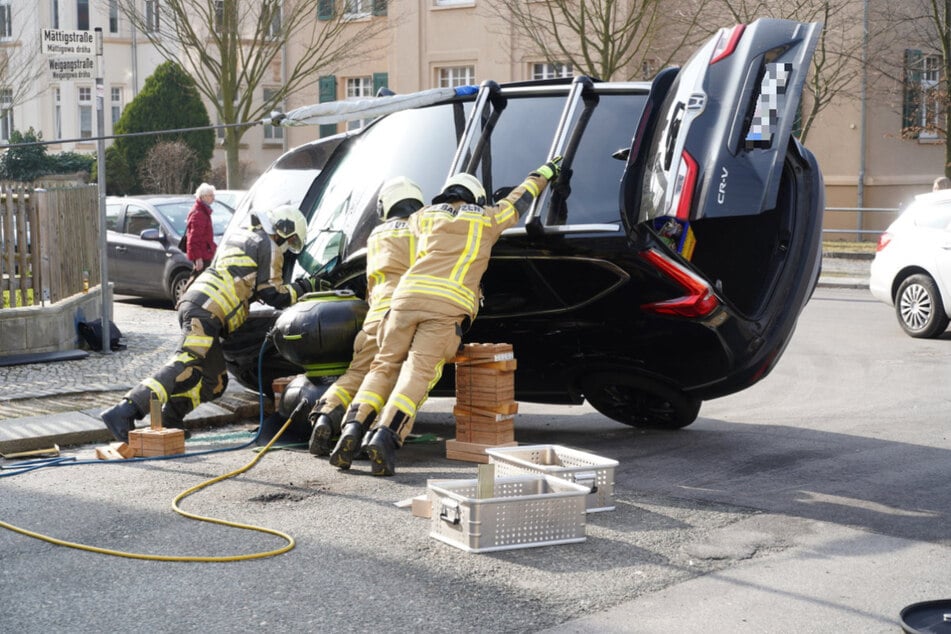 Mit vereinten Kräften gelang es den Feuerwehrmännern, den Honda wieder auf die Räder zu bringen.