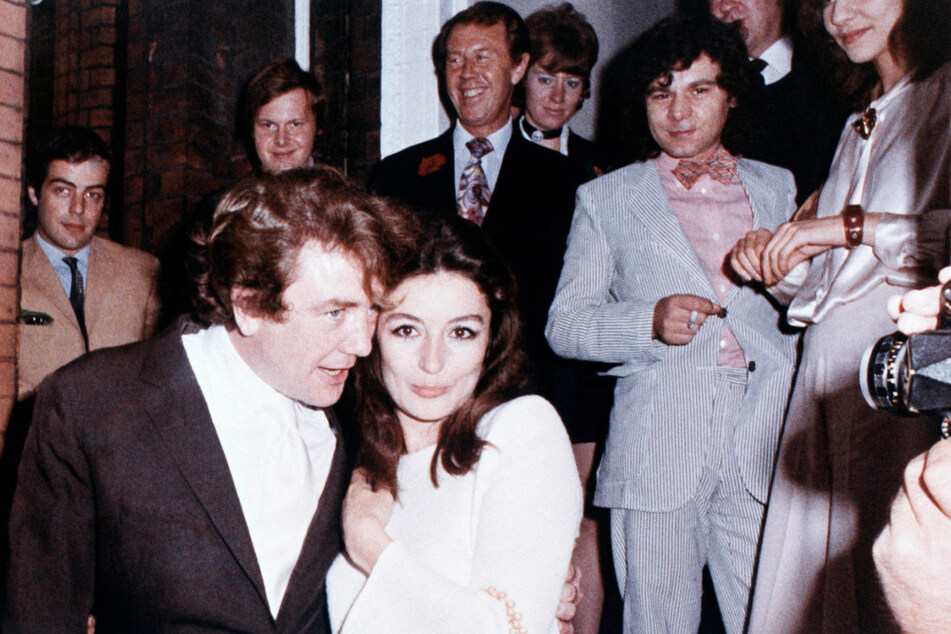 Schauspieler Albert Finney (†82) und Anouk Aimée zusammen nach ihrer standesamtlichen Hochzeit im August 1970.