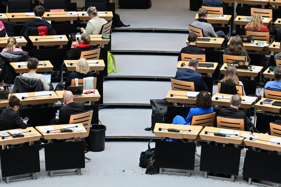 Die Parteien kehrten Martin Trefzer während dessen kompletter Rede demonstrativ den Rücken zu.