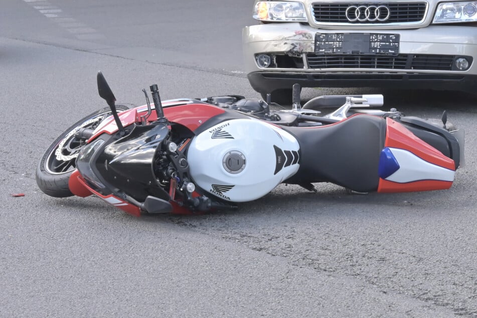 Von Audi-Fahrer (90) übersehen: Biker in Leipzig schwer verletzt