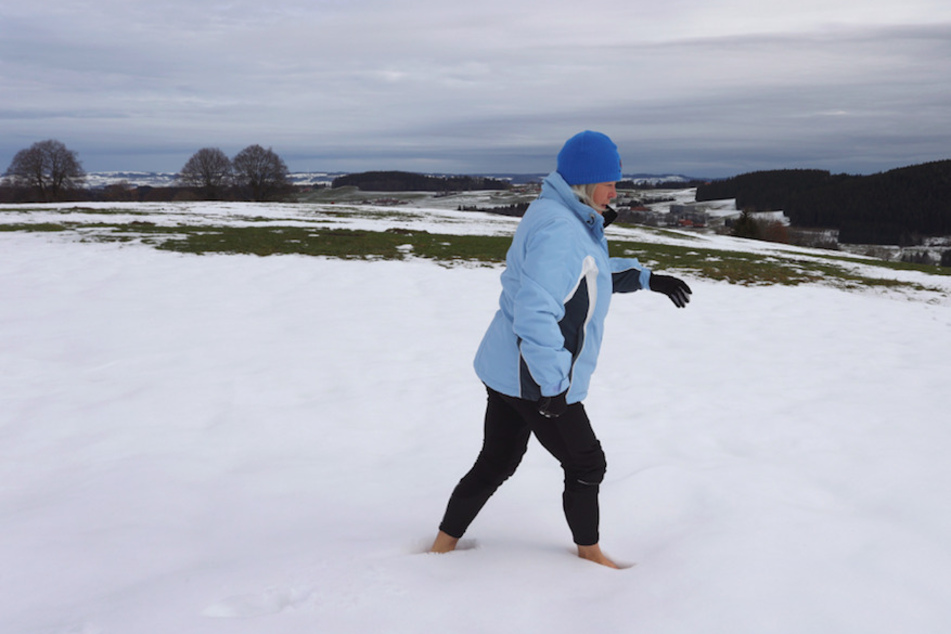 So ein Barfuß-Gang durch den Schnee, wie Ida-Anna Braun es hier vormacht, stärkt das Immunsystem.