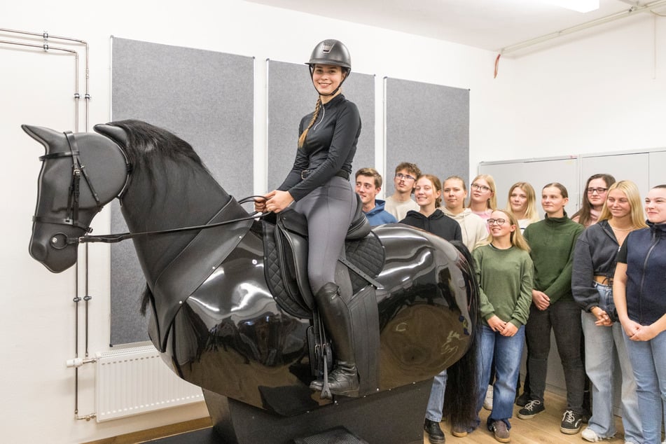 Amelie Müller (19) hat den nagelneuen Reitsimulator als Erste ausprobiert.
