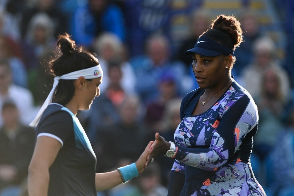 Serena Williams (r) and Ons Jabeur (l) high-five during their doubles match against Sara Sorribes Tormo and Marie Bouzkova.