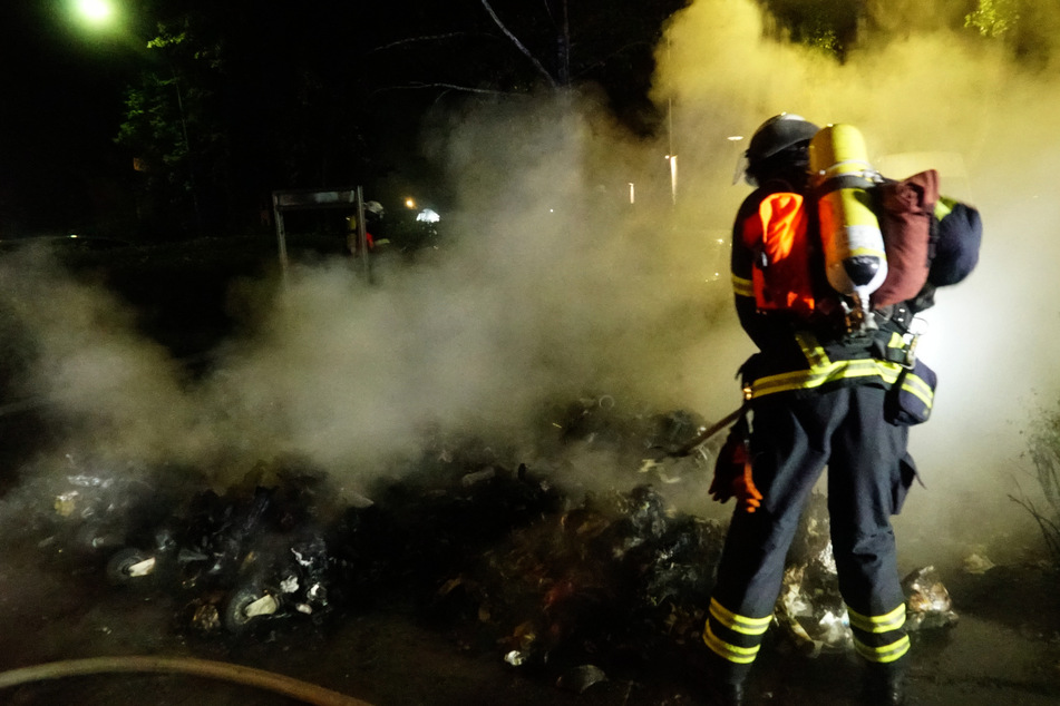 Die Feuerwehr musste mehrere brennende Müllcontainer löschen.